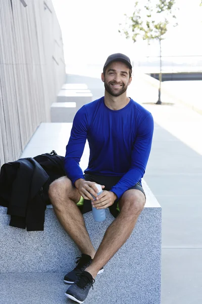 Hombre sonriente en ropa deportiva —  Fotos de Stock