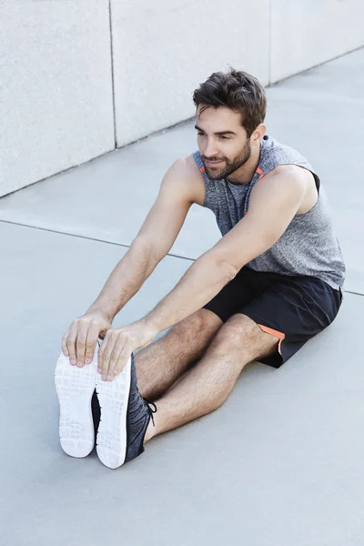 Hombre calentándose antes del ejercicio —  Fotos de Stock