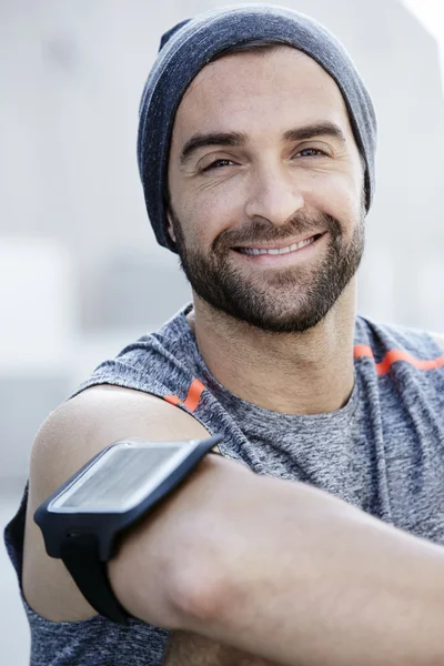Uomo sorridente in abbigliamento sportivo — Foto Stock