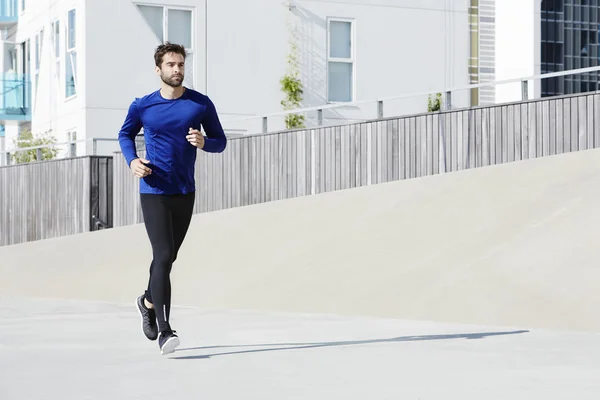Спортсмен красивий чоловік біжить — стокове фото