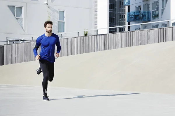 Hombre guapo corriendo —  Fotos de Stock