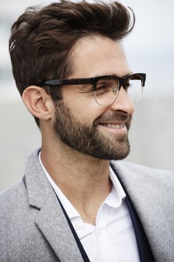 yakışıklı gülümseyen iş adamı