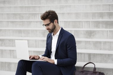 İşadamı laptop adımlar üzerinde çalışma