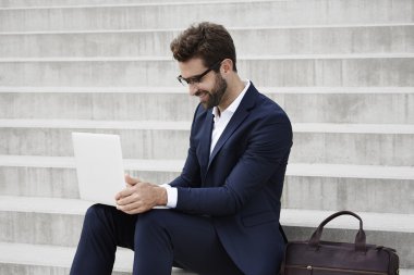 İşadamı laptop adımlar üzerinde çalışma