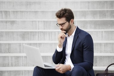 Adımları laptop üzerinde işadamı 