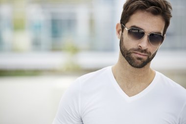 Yakışıklı sakallı erkek güneş gözlüğü 