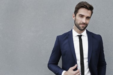 kendinden emin yakışıklı işadamı