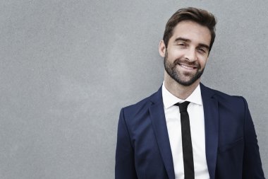 yakışıklı gülümseyen iş adamı