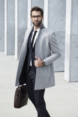 Evrak çantası ile ciddi iş adamı