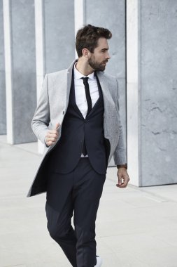 Yakışıklı işadamı kat yürüyüş