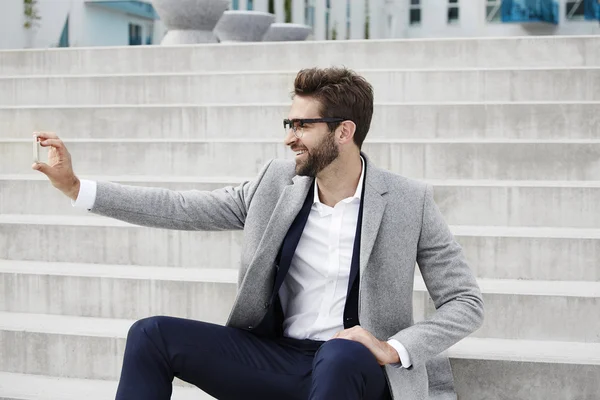 Zakenman nemen selfie — Stockfoto