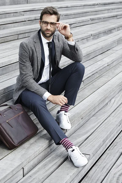 Hombre de negocios guapo sentado en la escalera — Foto de Stock