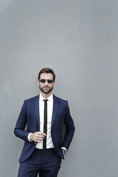 Handsome businessman in sunglasses — Stock Photo, Image
