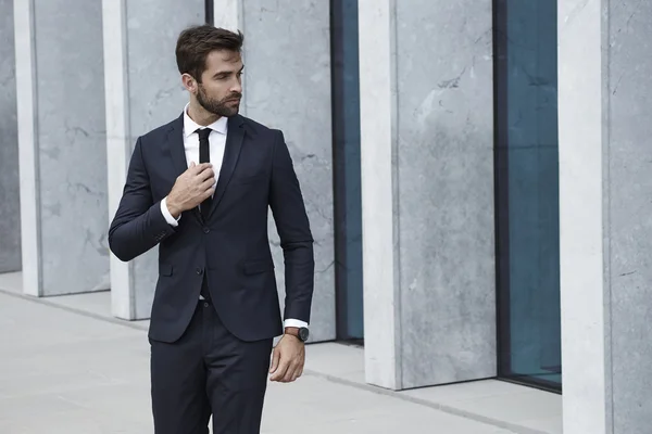 Hombre de negocios guapo en traje y corbata — Foto de Stock