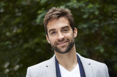 kendinden emin gülümseyen adam