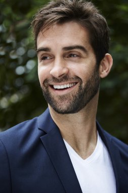 yakışıklı gülen adam