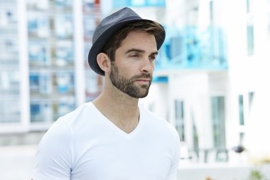 Şapkalı yakışıklı genç adam. 