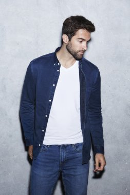 adam mavi tişört ve kot pantolon