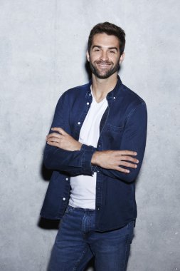 adam mavi tişört ve kot pantolon