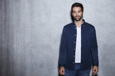 adam mavi tişört ve kot pantolon