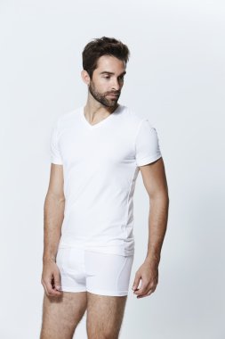 Beyaz iç çamaşırı yakışıklı adam