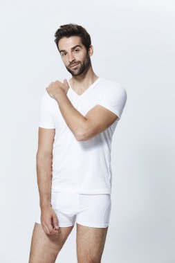 Beyaz iç çamaşırı yakışıklı adam
