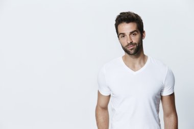 yakışıklı adam beyaz t-shirt 