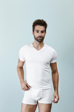 Adam iç çamaşırlarıyla poz