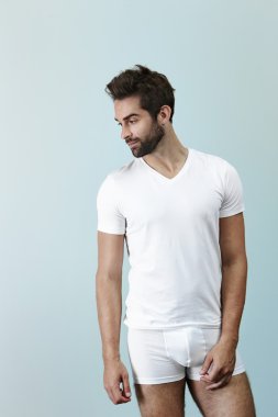 adam iç çamaşırı poz 