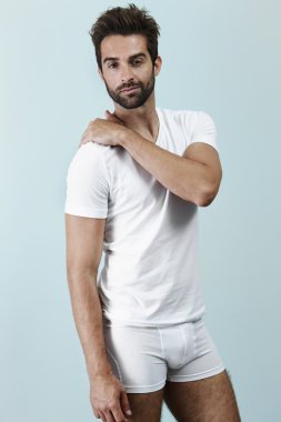 Adam beyaz t-shirt ve şort
