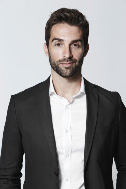 siyah elbiseli yakışıklı adam