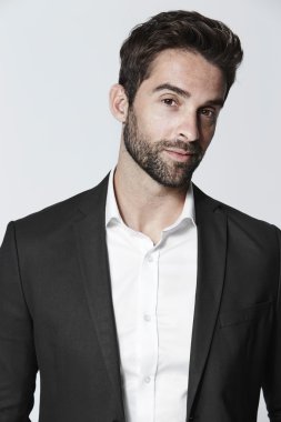 siyah elbiseli yakışıklı adam