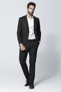 siyah elbiseli yakışıklı adam 