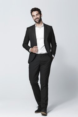 Takım elbiseli gülümseyen yakışıklı