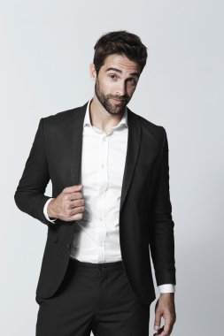 Takım elbiseli gülümseyen yakışıklı