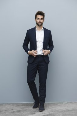 Takım elbiseli sakallı yakışıklı