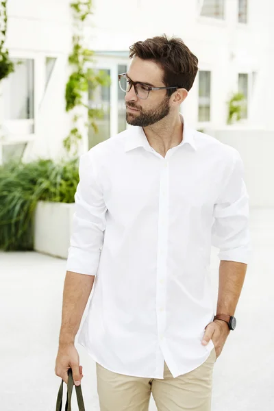 Человек в белой рубашке и очках — стоковое фото