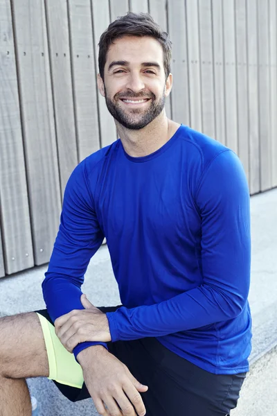 Hombre atlético sonriente —  Fotos de Stock