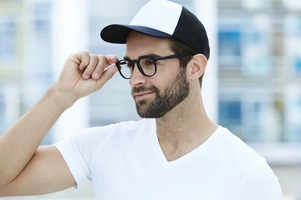 Homem ajustando óculos — Fotografia de Stock