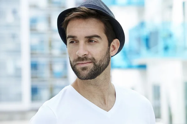 Schöner junger Mann mit Hut — Stockfoto