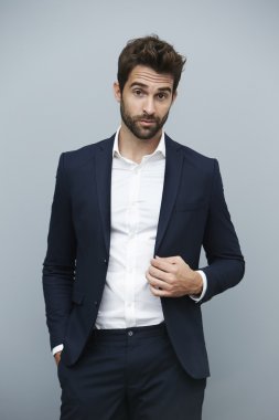 takım elbise içinde yakışıklı adam