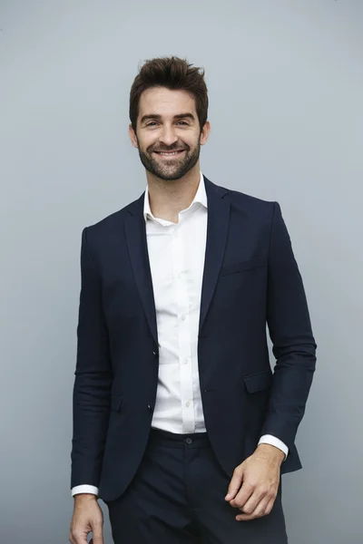 Homem sorridente em terno de negócios — Fotografia de Stock