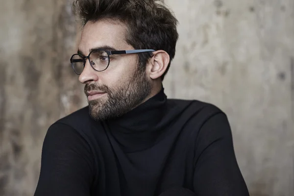 Mann in schwarzem Pullover und Brille — Stockfoto