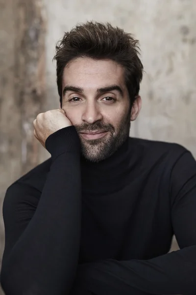 Красивый мужчина в черном свитере — стоковое фото