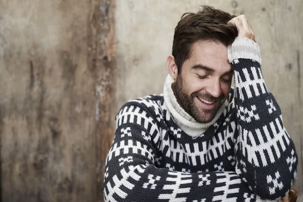 남자 니트 스웨터에 웃 고 — 스톡 사진