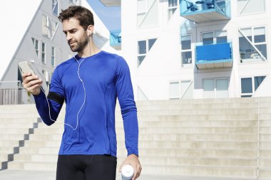 Yakışıklı atletik erkek ile smartphone