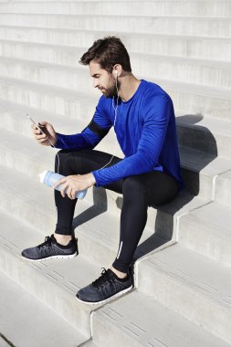 Sportif man Smartphone vasıl arıyorum
