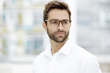 Kendine güvenen adam gözlük