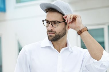 Cap ayarlama gözlük takan adam