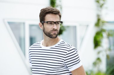 Çizgili tişört ciddi yakışıklı adam